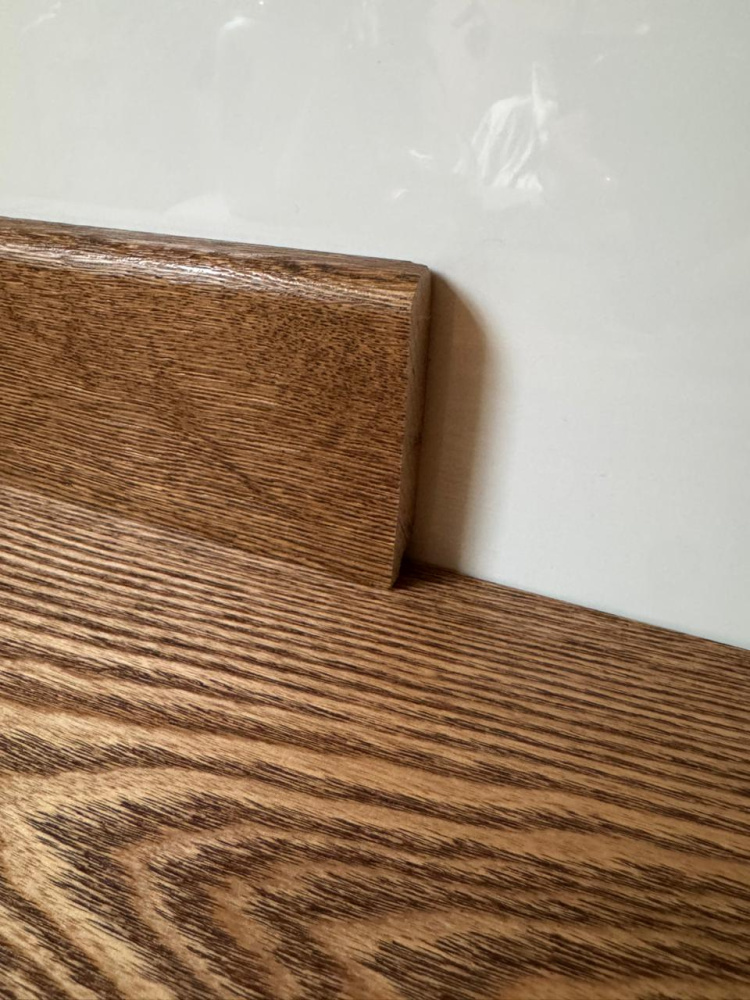 Плинтус массив Дуб коричневый лак 2200х90х17 мм